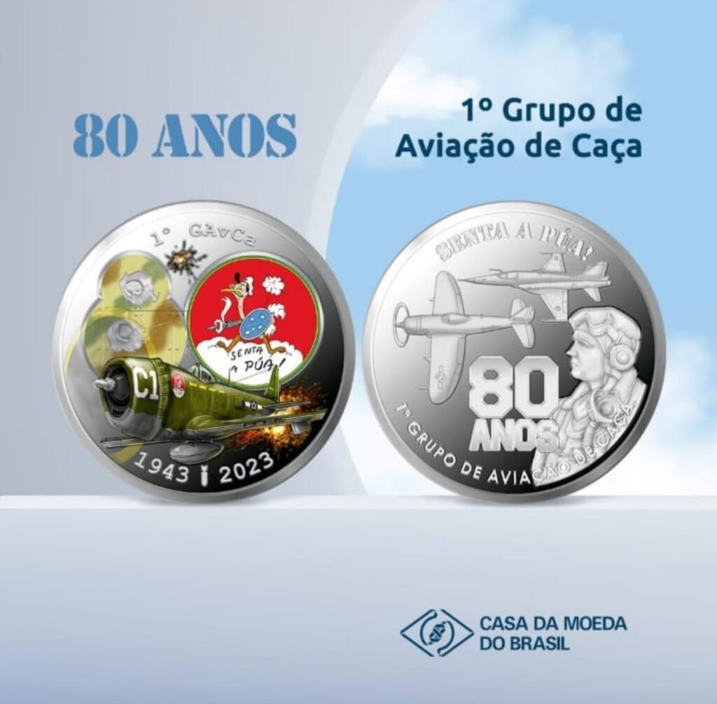 A imagem mostra a medalha comemorativa de 80 anos do 1º Grupo de Aviação de Caça (1º GAvCa) da Força Aérea Brasileira, produzida pela Casa da Moeda do Brasil.